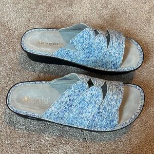 Alegria Women's Textured Blue Slide Sandals
